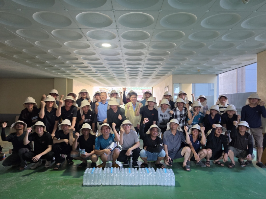 3.외국인 계절근로자에게 폭염예방물품을 나누고 기념 촬영.jpg